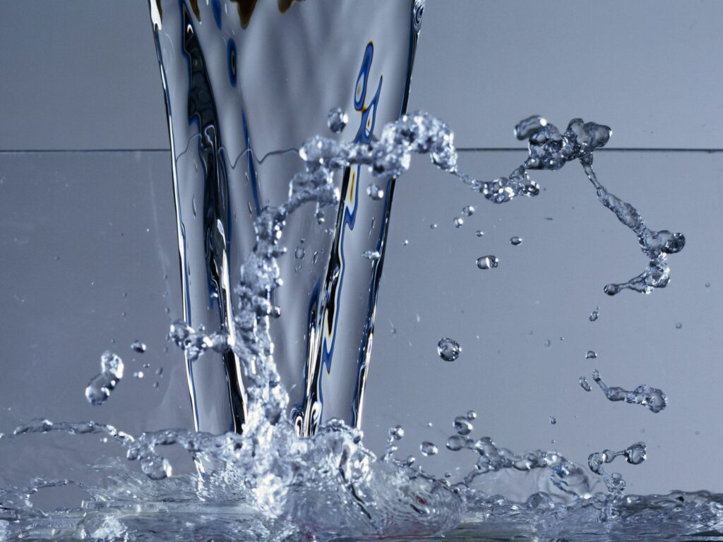 Dynamic Water Splash Wallpaper: Intricate Details & Frozen Motion