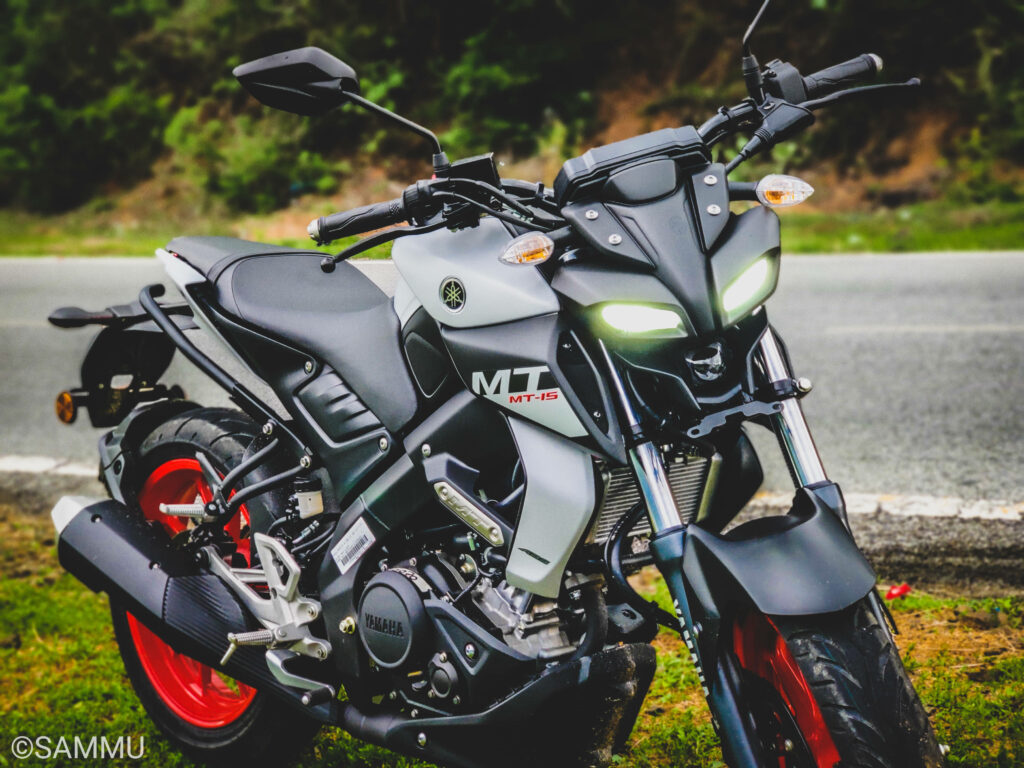 Stylish Black & Grey Yamaha MT-15 Wallpaper with Red Rims