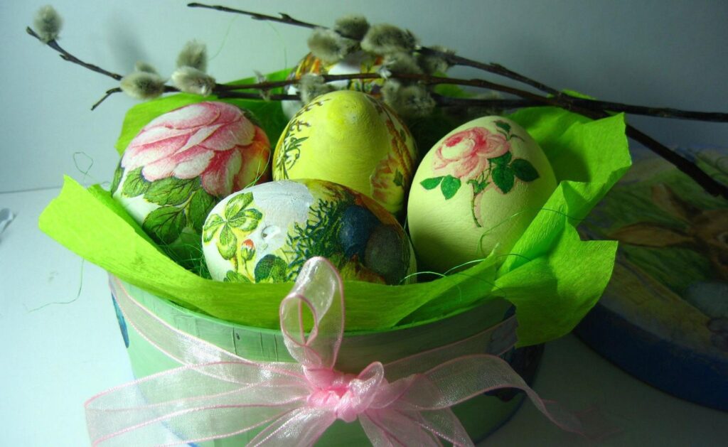Easter Spring Wallpaper: Hand-Painted Eggs & Festive Decor