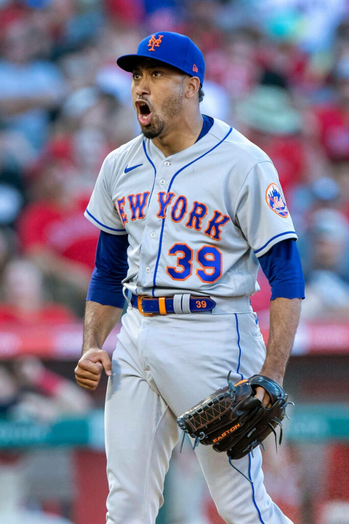 Edwin Diaz New York Mets closer mid-shout in gray blue uniform number 39 on mound wallpaper
