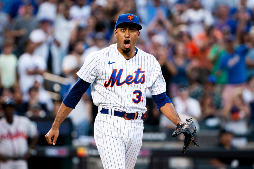 Edwin Diaz New York Mets closer in pinstripe uniform pitching intensely with blurred crowd Wallpaper