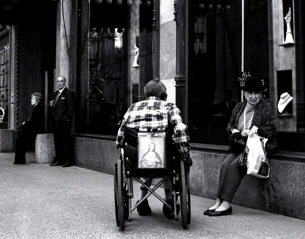 Elderly Couple in Thoughtful Street Scene: Black & White Urban View Wallpaper