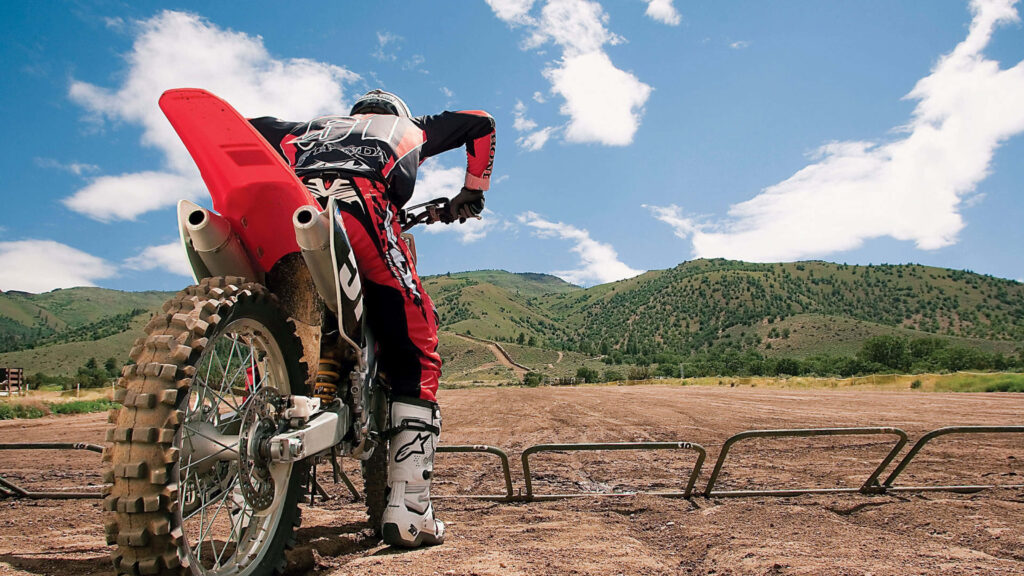 Electrifying 4K Moto Racing Wallpaper: Dirt Bike at the Starting Line