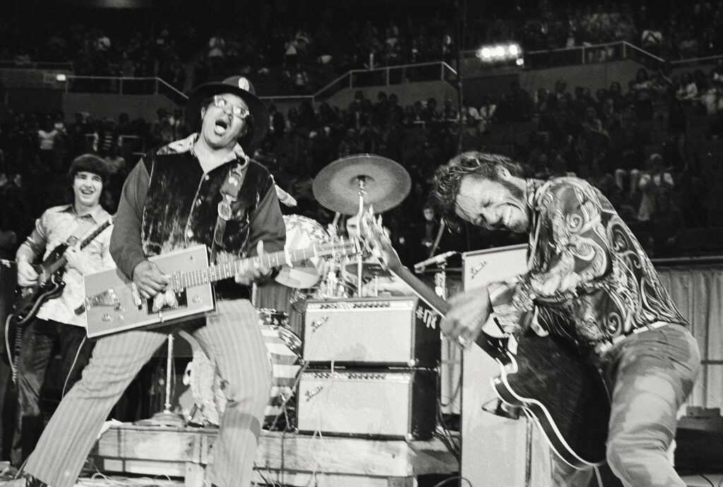 Dynamic Black and White Wallpaper of Live Music Performance Scene