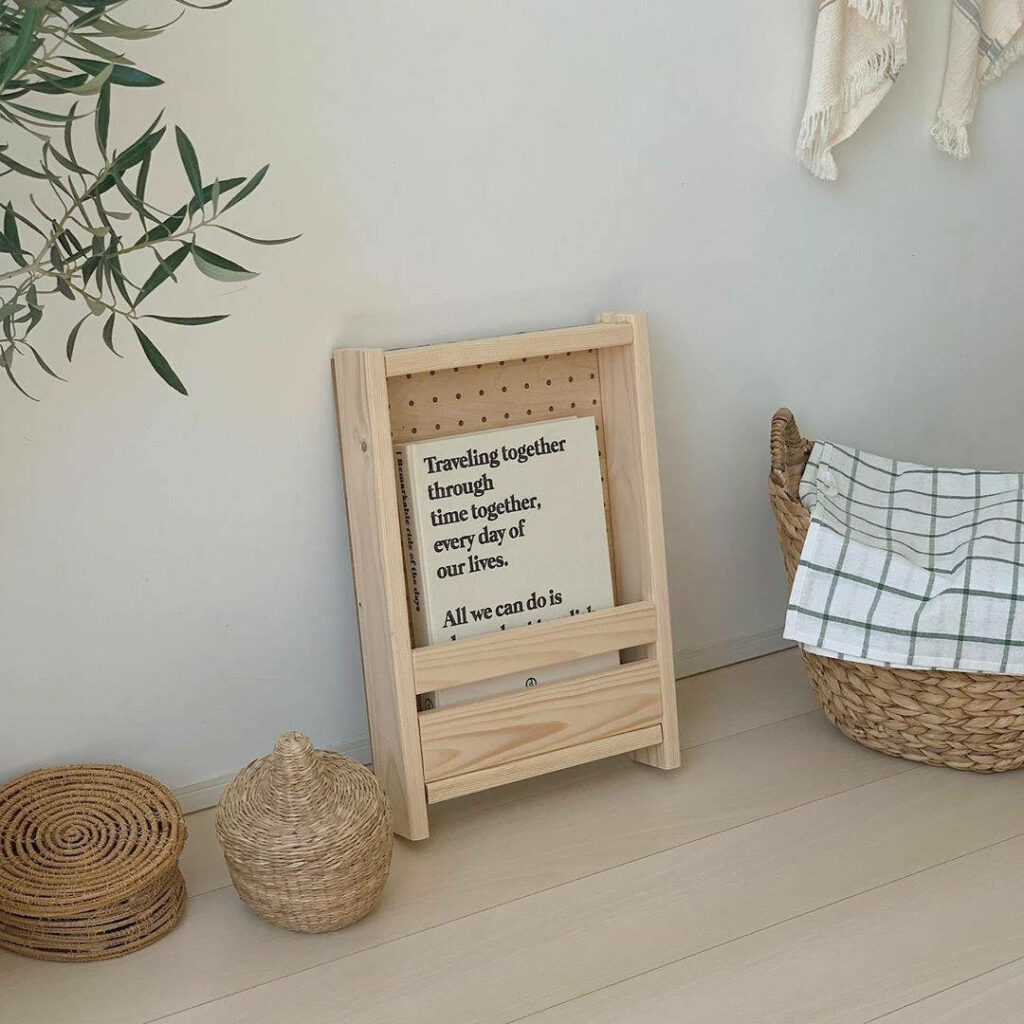 Elegant Display: Capturing the Tranquility of a Beige Minimalist Table with Delicate Baskets Wallpaper