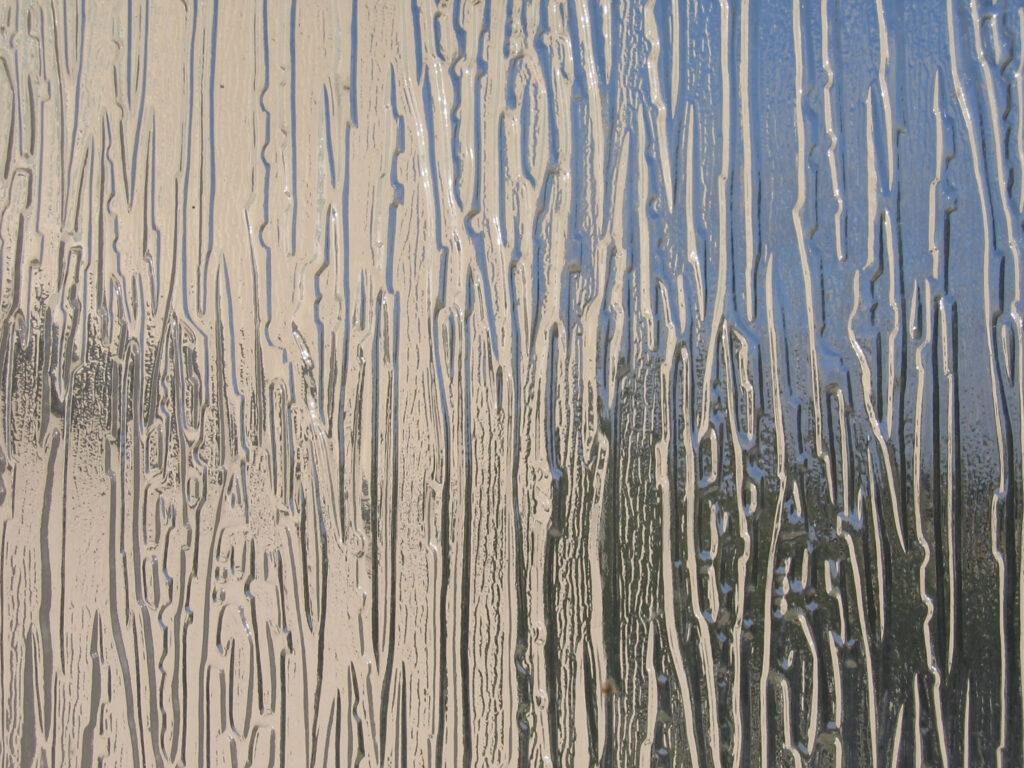 Elegant Abstract Wallpaper with Wavy Glass Textures & Light Reflections