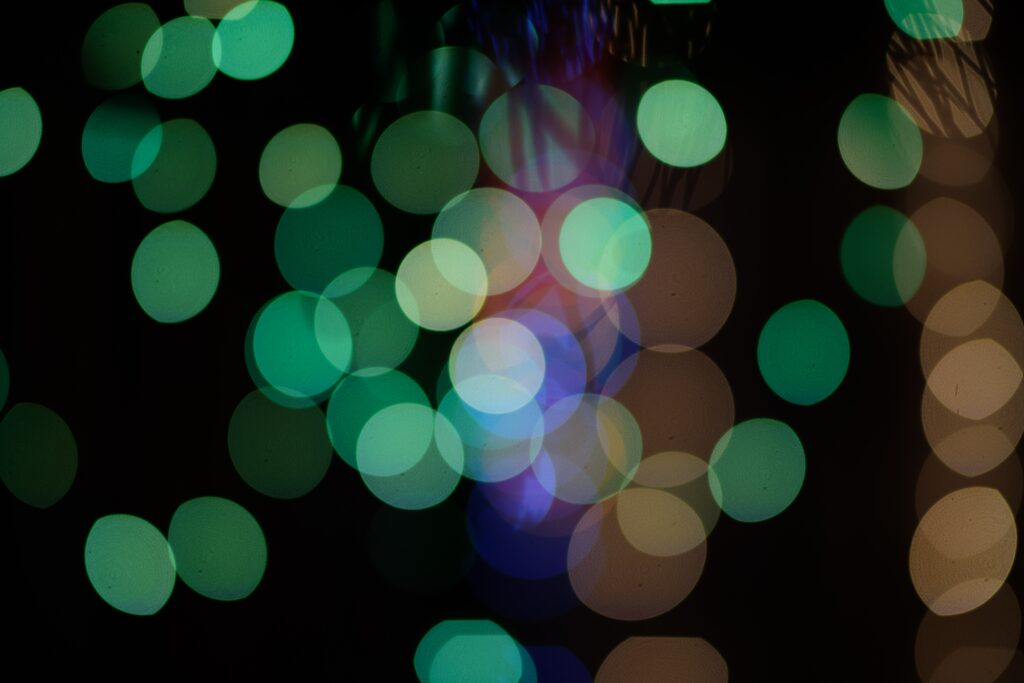 Elegant Green Abstract Wallpaper with Overlapping Circles & Depth
