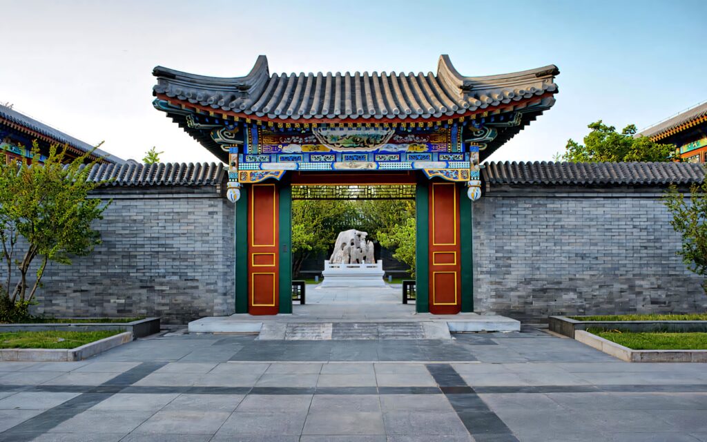 Elegant Aman Summer Palace Gate Wallpaper: Traditional Chinese Design