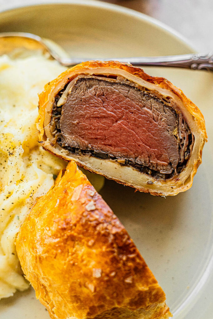 Elegant Beef Wellington Wallpaper with Creamy Mashed Potatoes