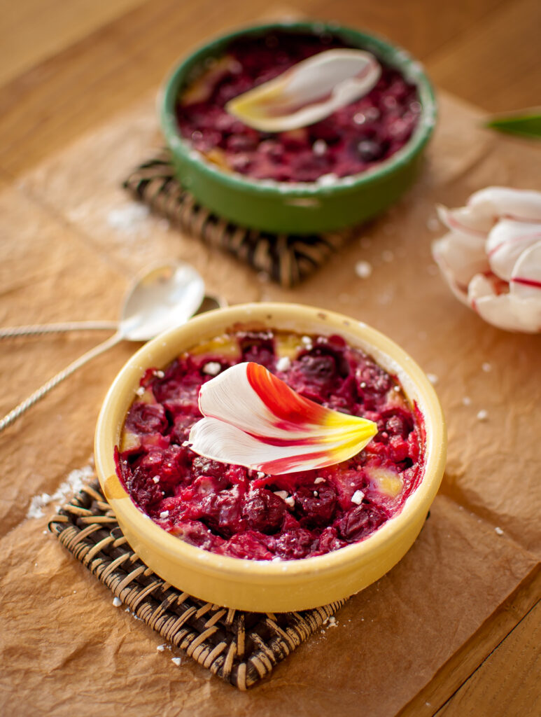 Elegant Berry Pie Dessert Wallpaper: Rustic Tableware & Floral Garnish