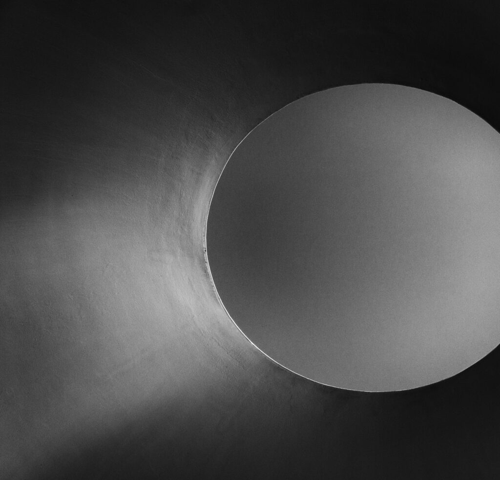 Elegant Black and White Gradient Wallpaper: Modern Minimalist Design