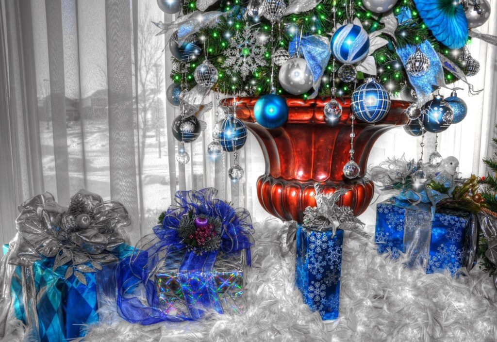 Elegant Christmas Tree Wallpaper with Blue & Silver Decor