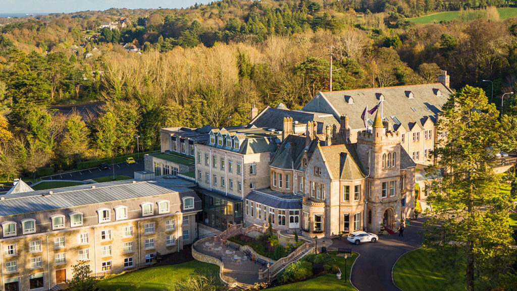 Elegant Building Wallpaper: Serene Countryside with Lush Greenery