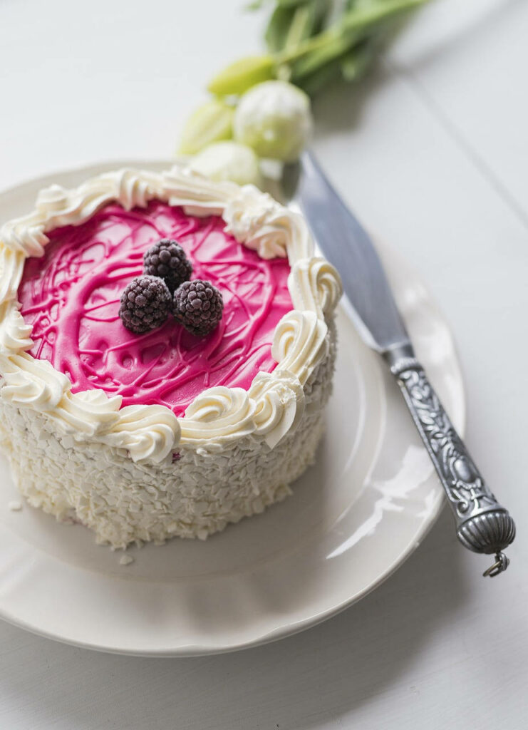 Elegant Cake with Pink Frosting & Blackberries - Beautiful Wallpaper