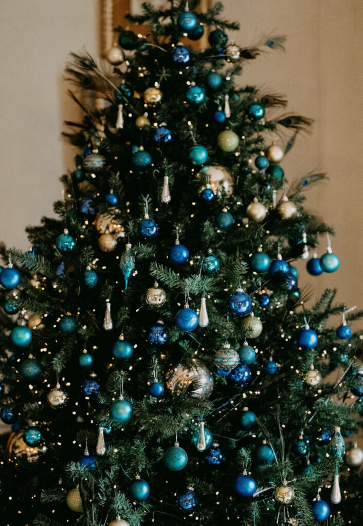 Elegant Blue and Gold Christmas Tree Wallpaper - Festive Background