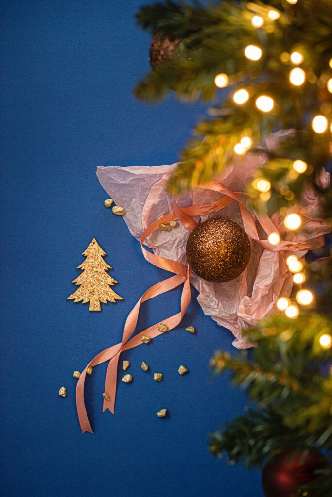 Festive Christmas Tree Wallpaper with Elegant Gold Accents