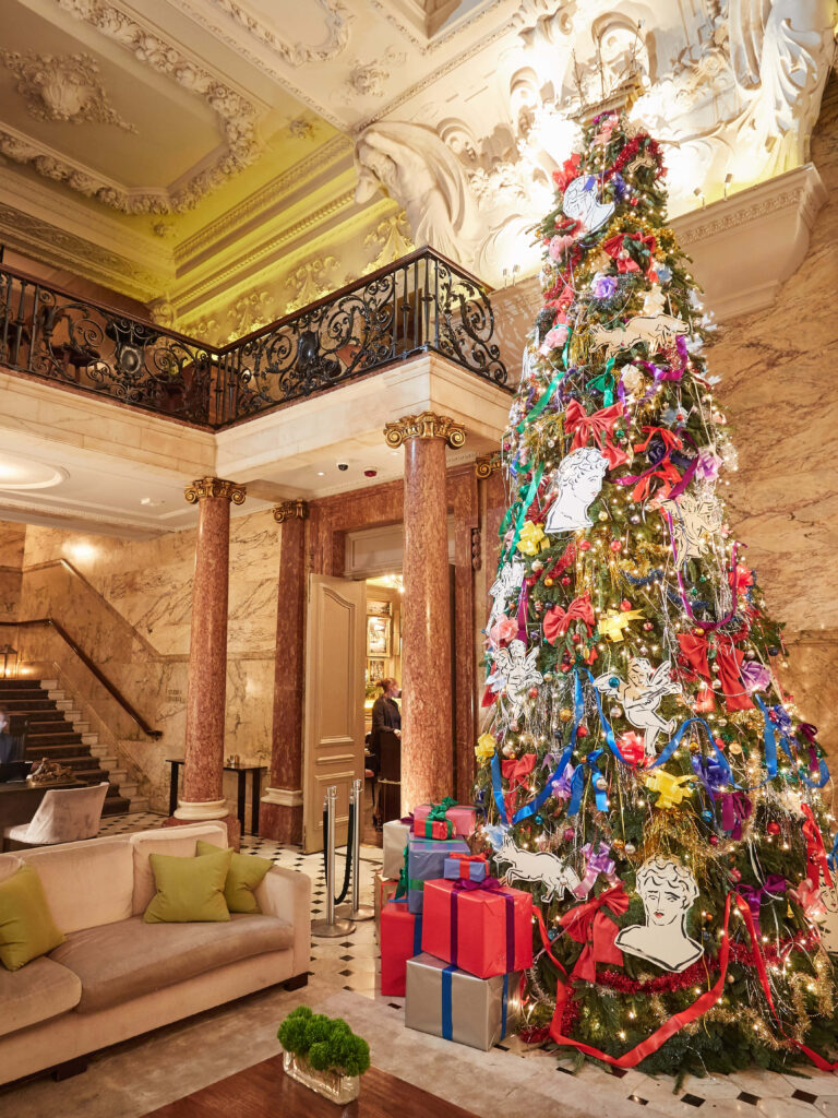 Elegant Christmas Tree Wallpaper with Colorful Ornaments & Gifts