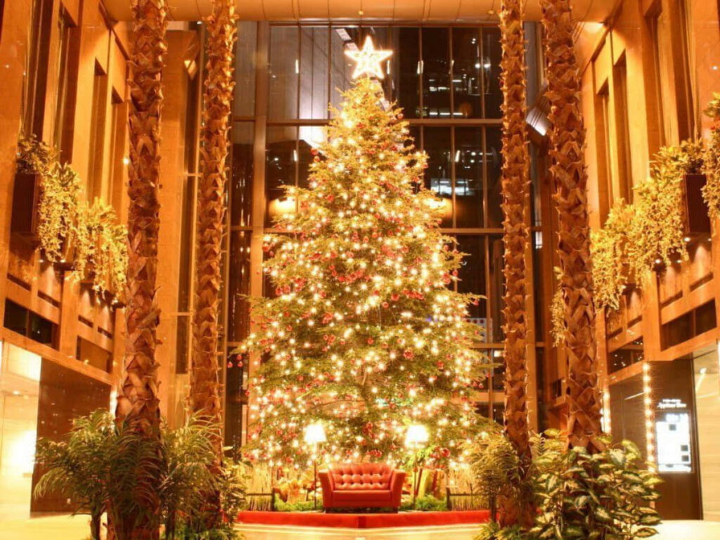 Elegant Christmas Tree Wallpaper: Festive Indoor Glow & Decor