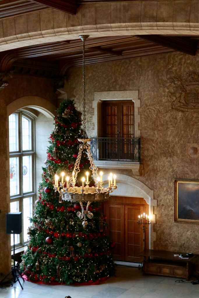 Elegant Christmas Tree in Grand Room with Chandelier Decor Wallpaper