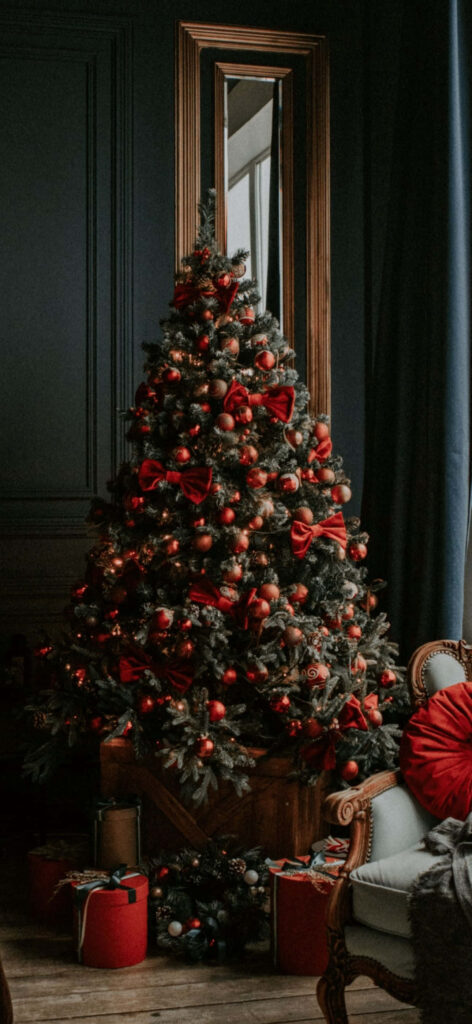 Elegant Christmas Tree Wallpaper: Festive Holiday Decor Background