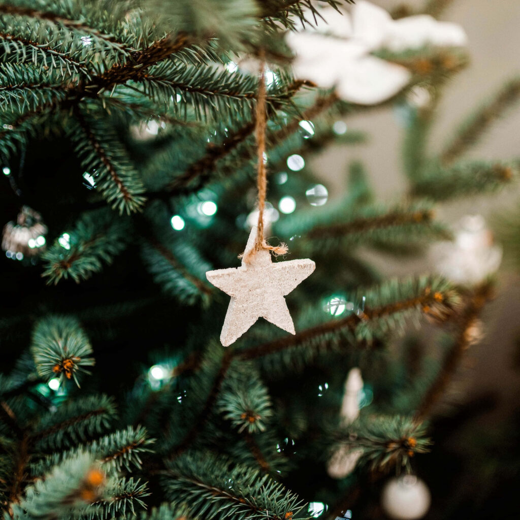 Elegant Christmas Tree Wallpaper with Rustic Star & Warm Lights