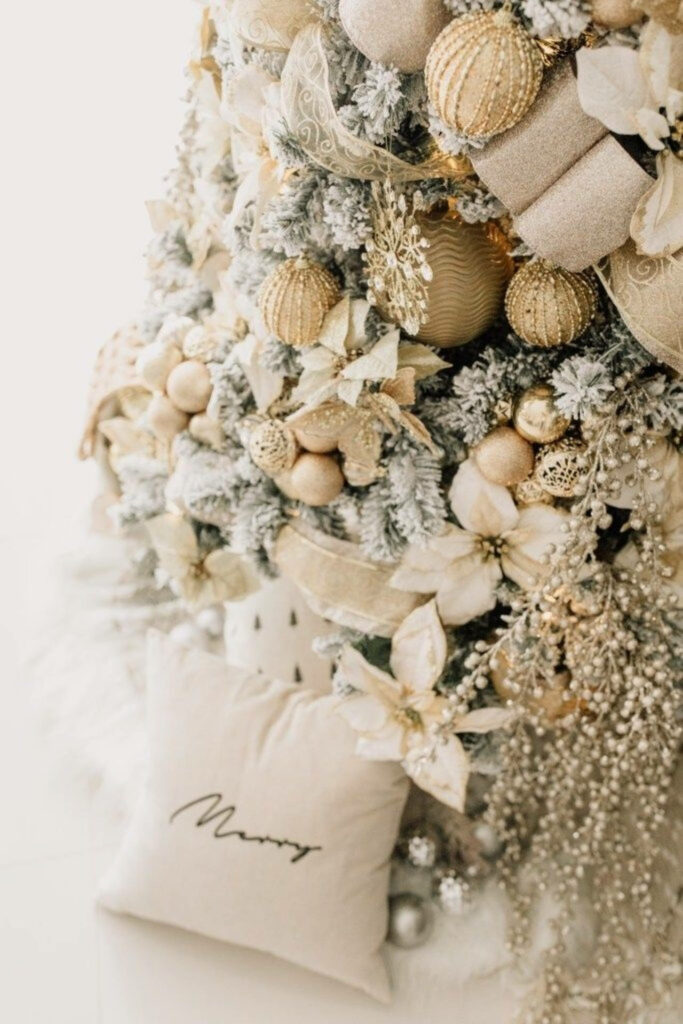 Elegant White & Gold Christmas Tree Wallpaper with Luxe Decor