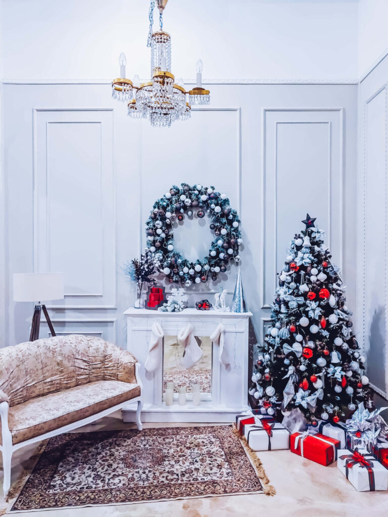 Elegant Christmas Wallpaper: Tree, Wreath & Festive Atmosphere