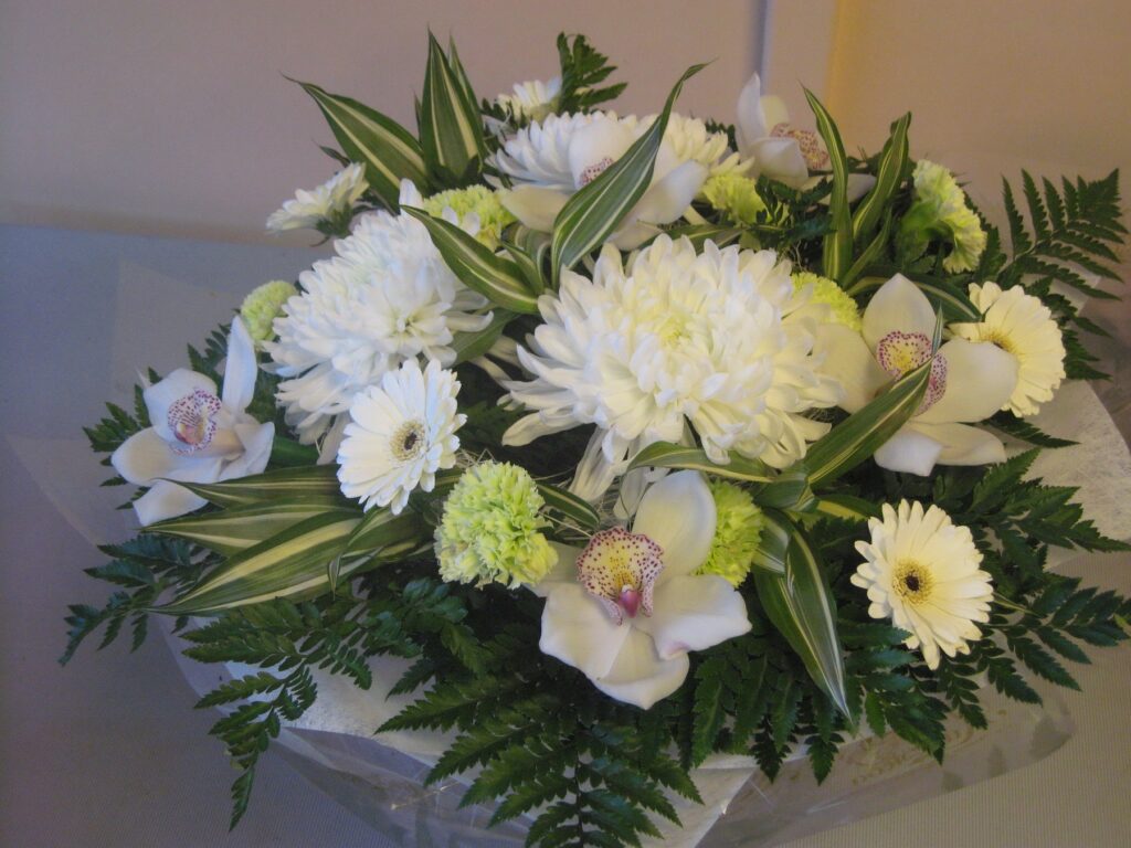 Elegant Flower Bouquet Wallpaper: Calming Chrysanthemums & Greenery