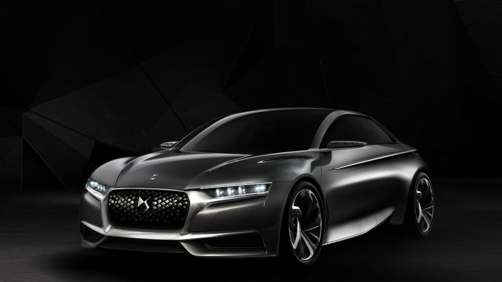 Elegant Citroën DS Wallpaper: Futuristic Design on Dark Background