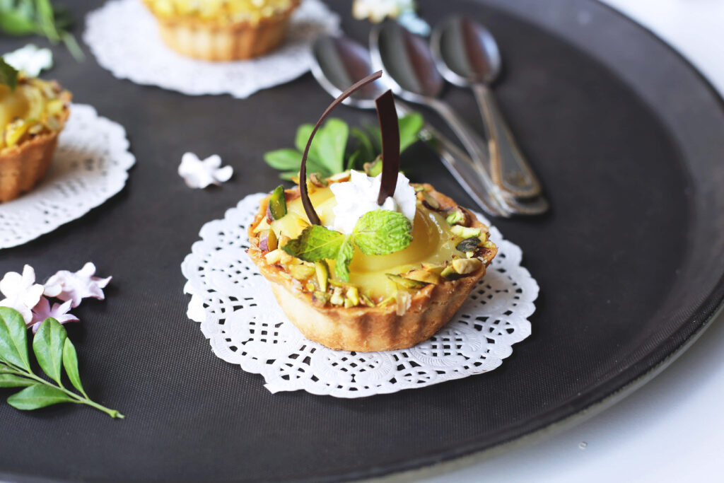 Elegant Presentation of a Classic Tart on a Chic Tray: A Visual Delight for Any Occasion Wallpaper