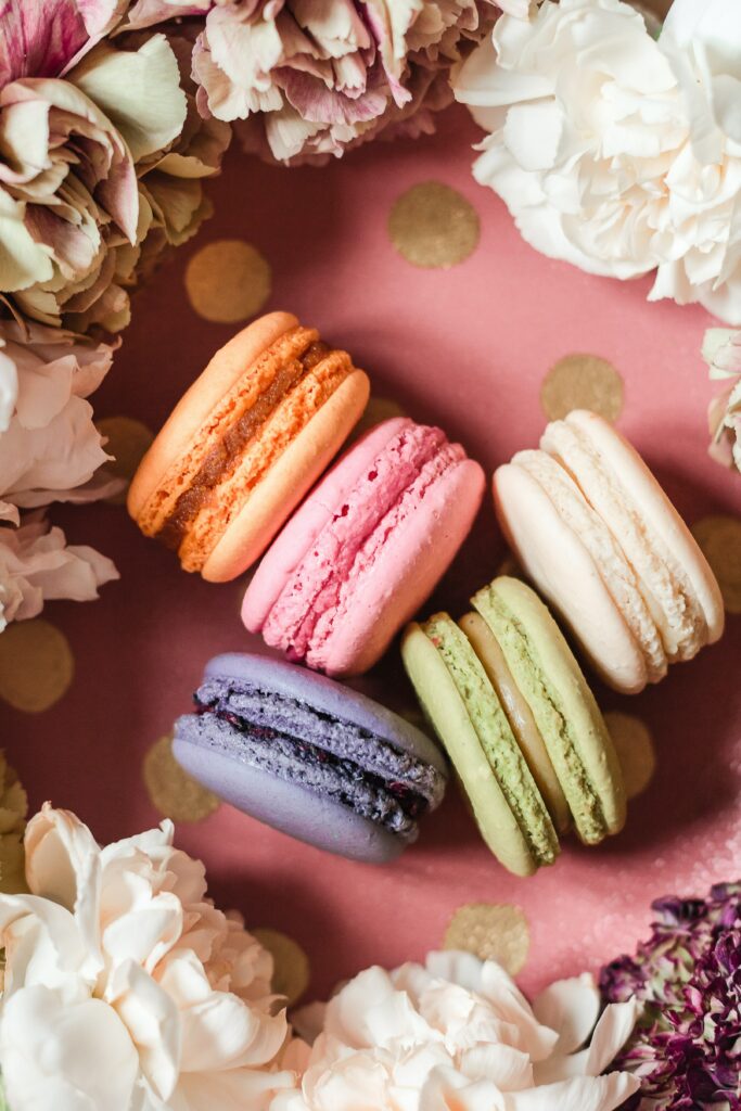 Elegant Macaron & Flower Wallpaper: Colorful Dessert-Inspired Decor