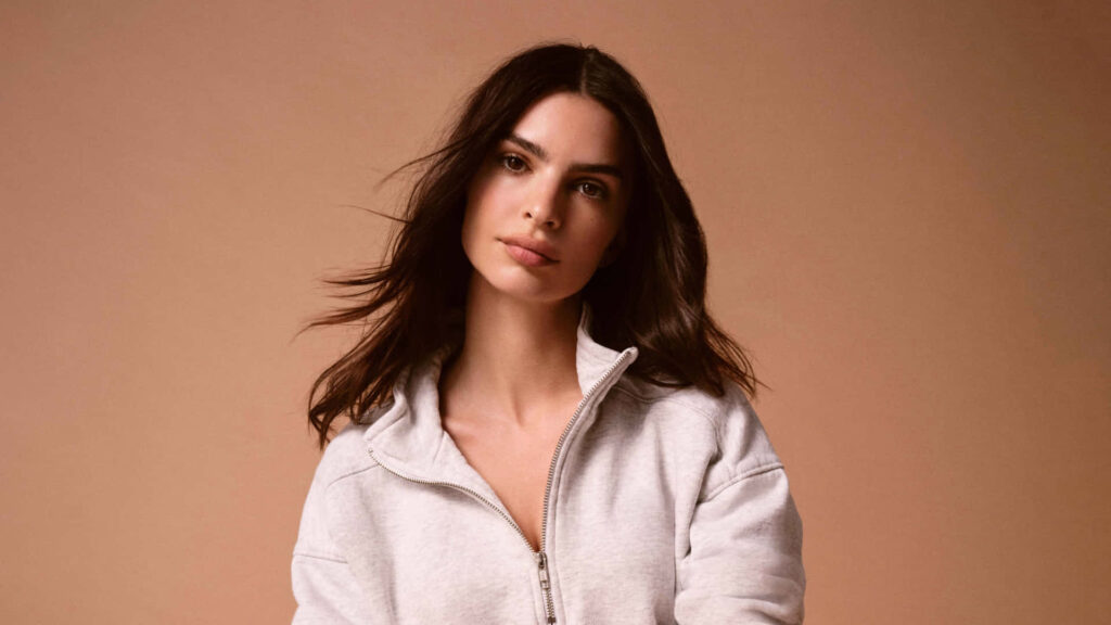 Elegant Emily Ratajkowski in Sophisticated Beach Fashion Wallpaper