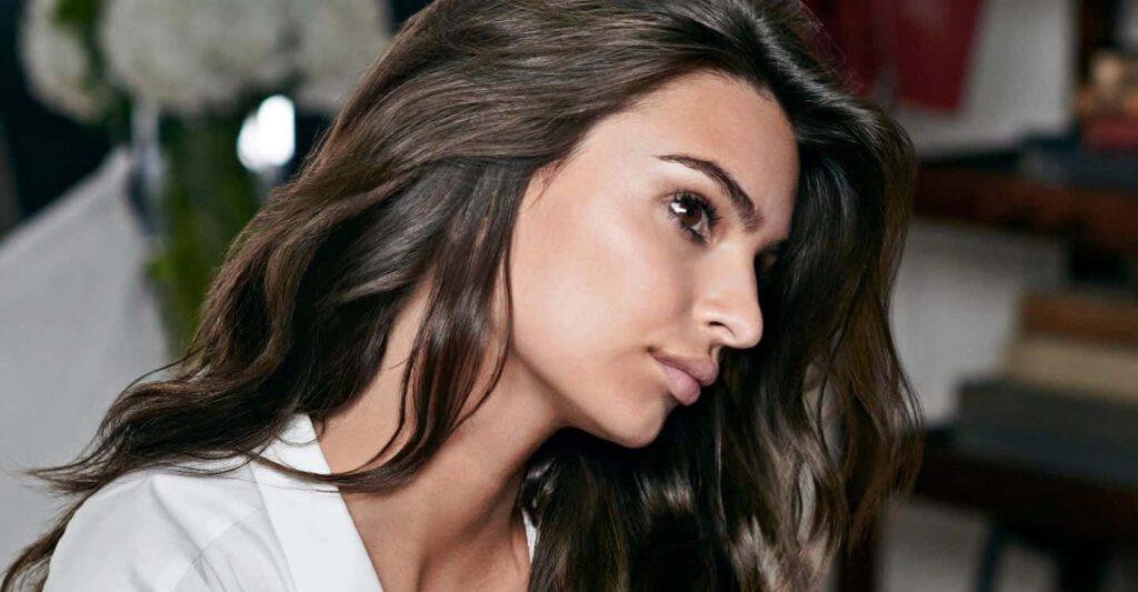 Elegant Wallpaper: Emily Ratajkowski in a Sophisticated Evening Dress