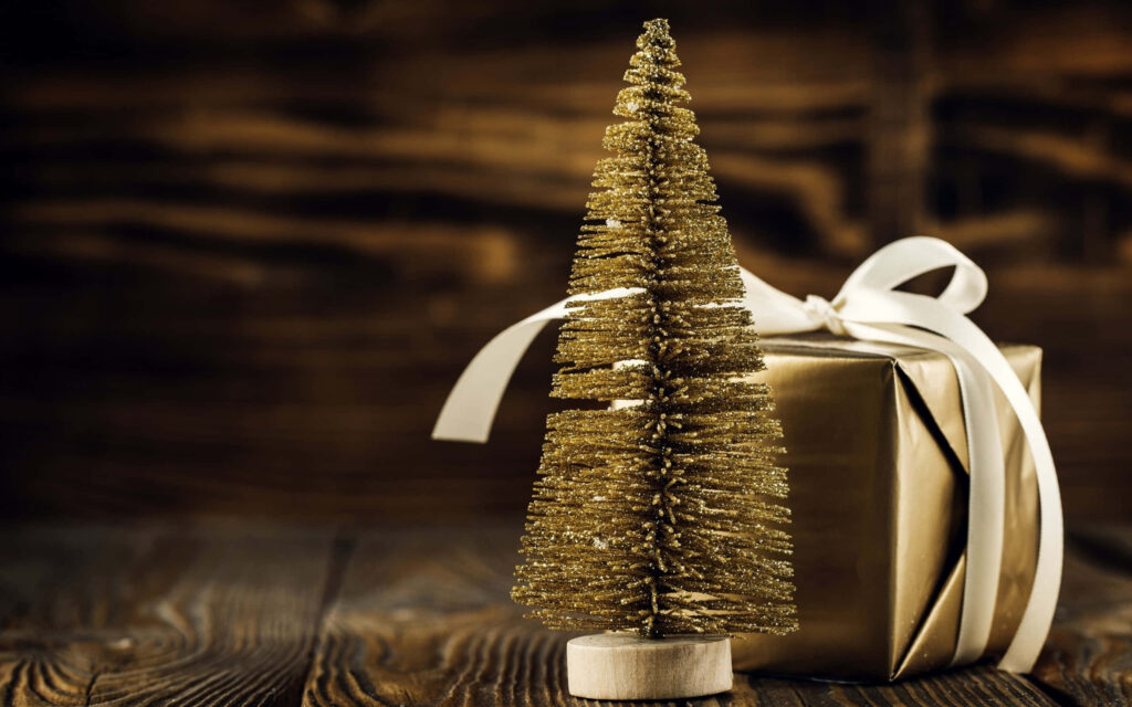 Elegant Gold Christmas Tree & Gift Wallpaper for Cozy Holiday Spirit
