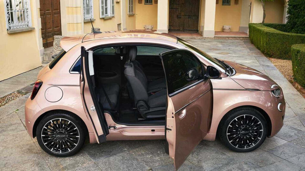 Elegant Fiat 500 Wallpaper: Stylish Car in Upscale Setting