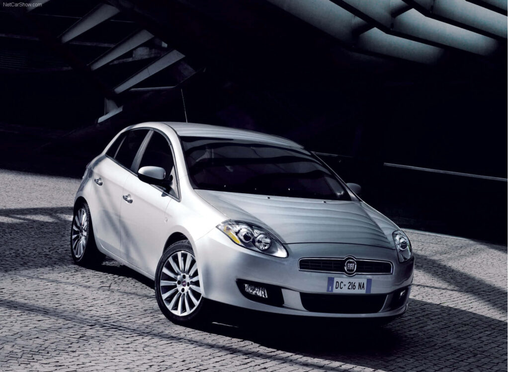 Elegant Fiat Bravo Wallpaper: Sleek Silver Against Modern Architecture