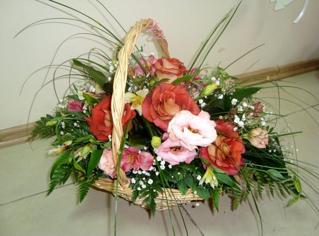 Elegant Floral Wallpaper: Vibrant Roses & Wicker Basket Background