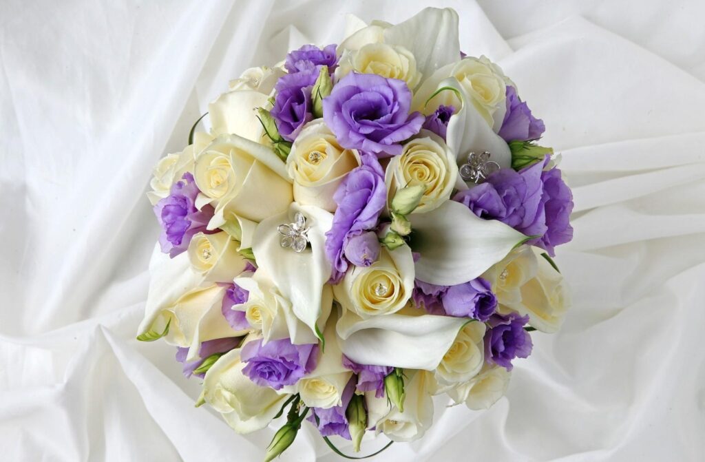 Elegant Floral Wallpaper with Calla Lilies & Roses on White Background