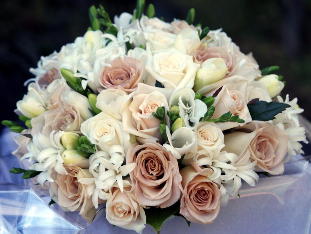 Elegant Bouquet Wallpaper: Soft Roses & Hyacinths Background Design
