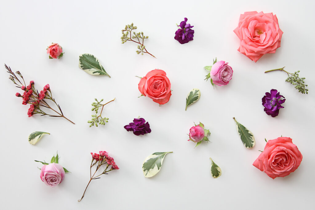Elegant Floral Wallpaper: Roses, Buds & Greens on Light Background