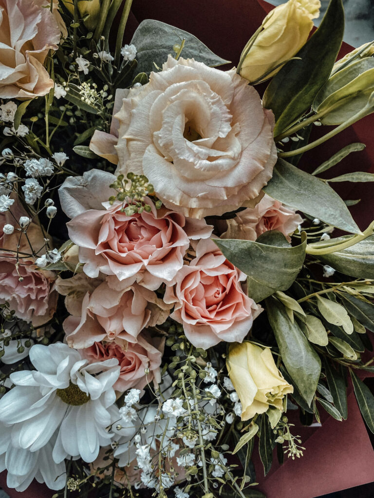 Elegant Floral Wallpaper: Delicate Roses, Daisies & Gardenias