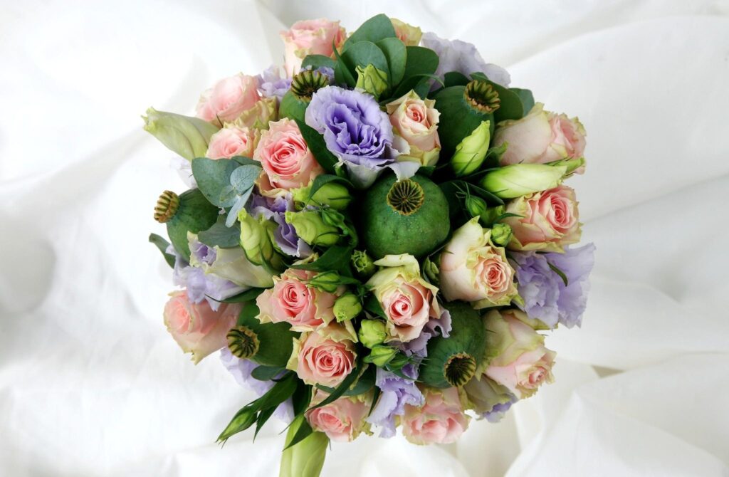 Elegant Floral Wallpaper: Pink Roses & Purple Lisianthus Design