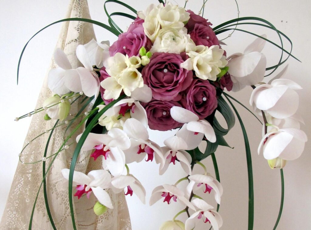 Elegant Floral Wallpaper with Purple Roses & White Orchids