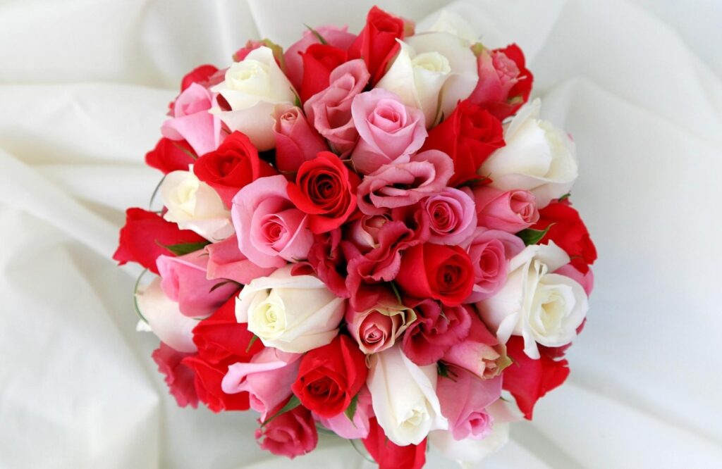 Elegant Rose & Lisianthus Bouquet Wallpaper - Romantic Floral Background