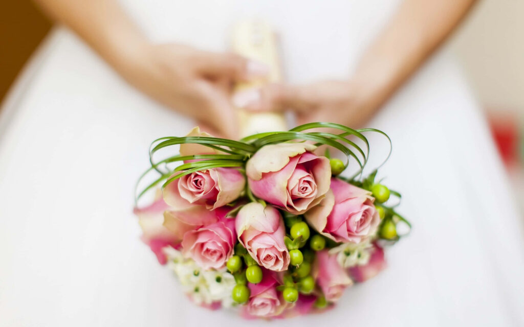 Elegant Floral Wallpaper: Romantic Pink Roses & Lush Greenery Background
