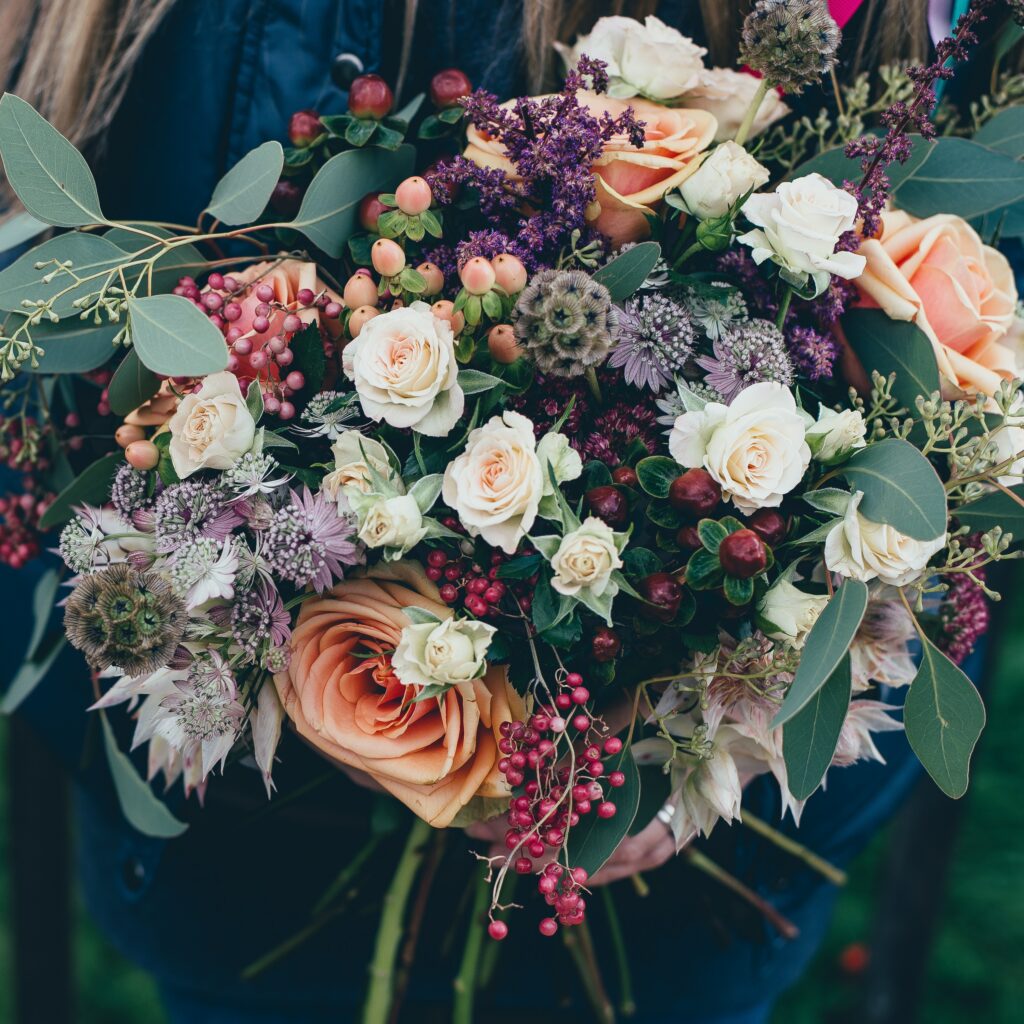 Elegant Floral Wallpaper: Vibrant Bouquet of Roses and Berries