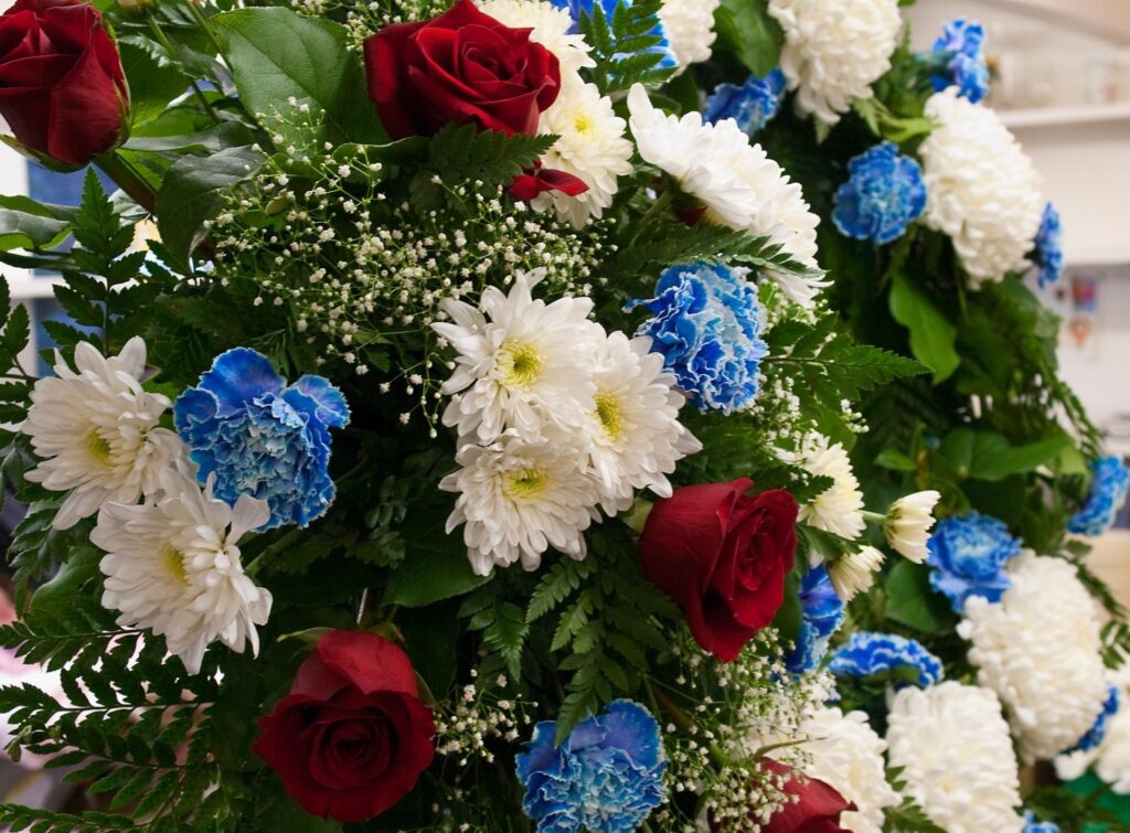 Elegant Wallpaper: Vibrant Red Rose & White Chrysanthemum Bouquet