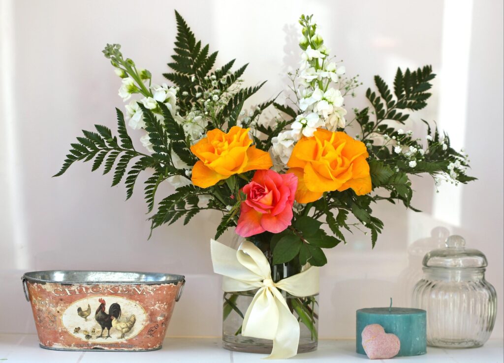Elegant Bouquet Wallpaper with Roses, Gypsophila & Vintage Touch