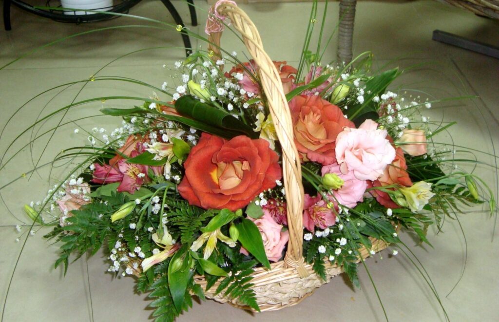 Elegant Floral Wallpaper: Roses, Gypsophila & Alstroemeria Design