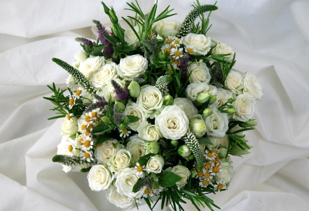 Elegant Floral Wallpaper: White Roses & Lisianthus on Soft Background